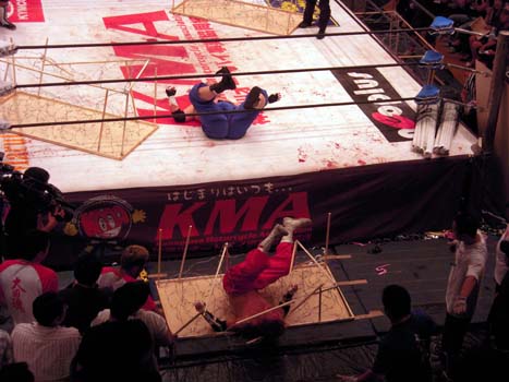 佐々木貴がシャドウWXを豪快蛍光灯KO！ デスマッチ王座挑戦権を強奪