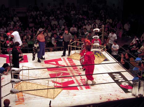 佐々木貴がシャドウWXを豪快蛍光灯KO！ デスマッチ王座挑戦権を強奪