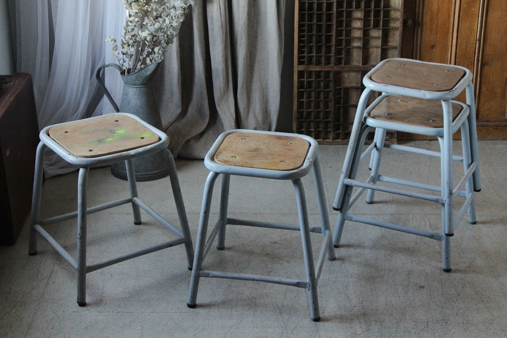 ペイントが可愛いメタルスツール（高さ約45cm） フランスアンティーク