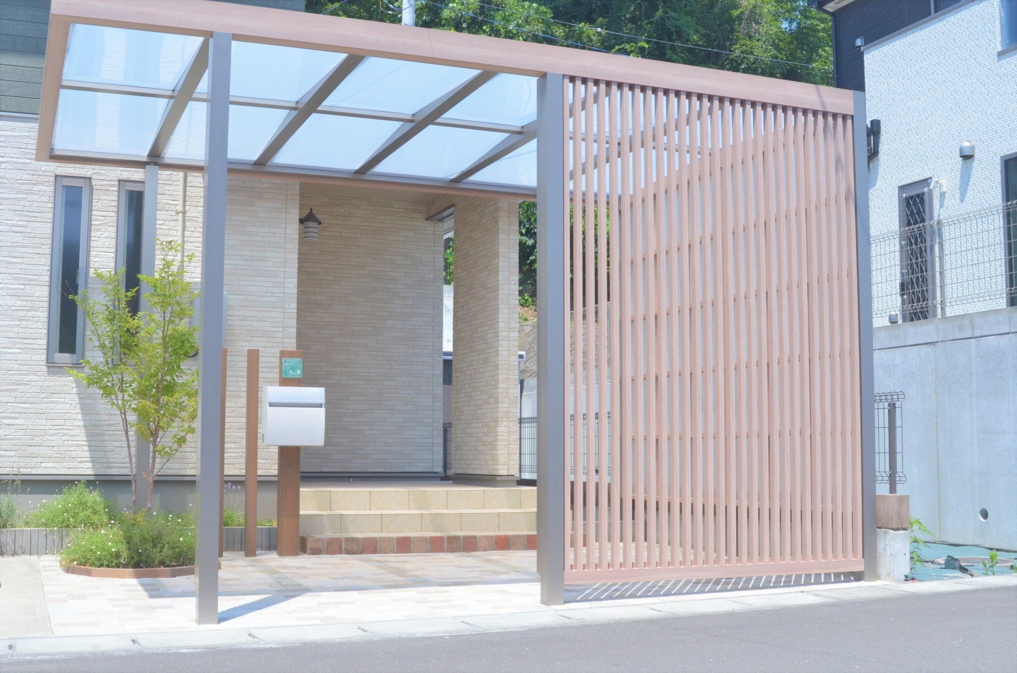 玄関前に新しい空間を