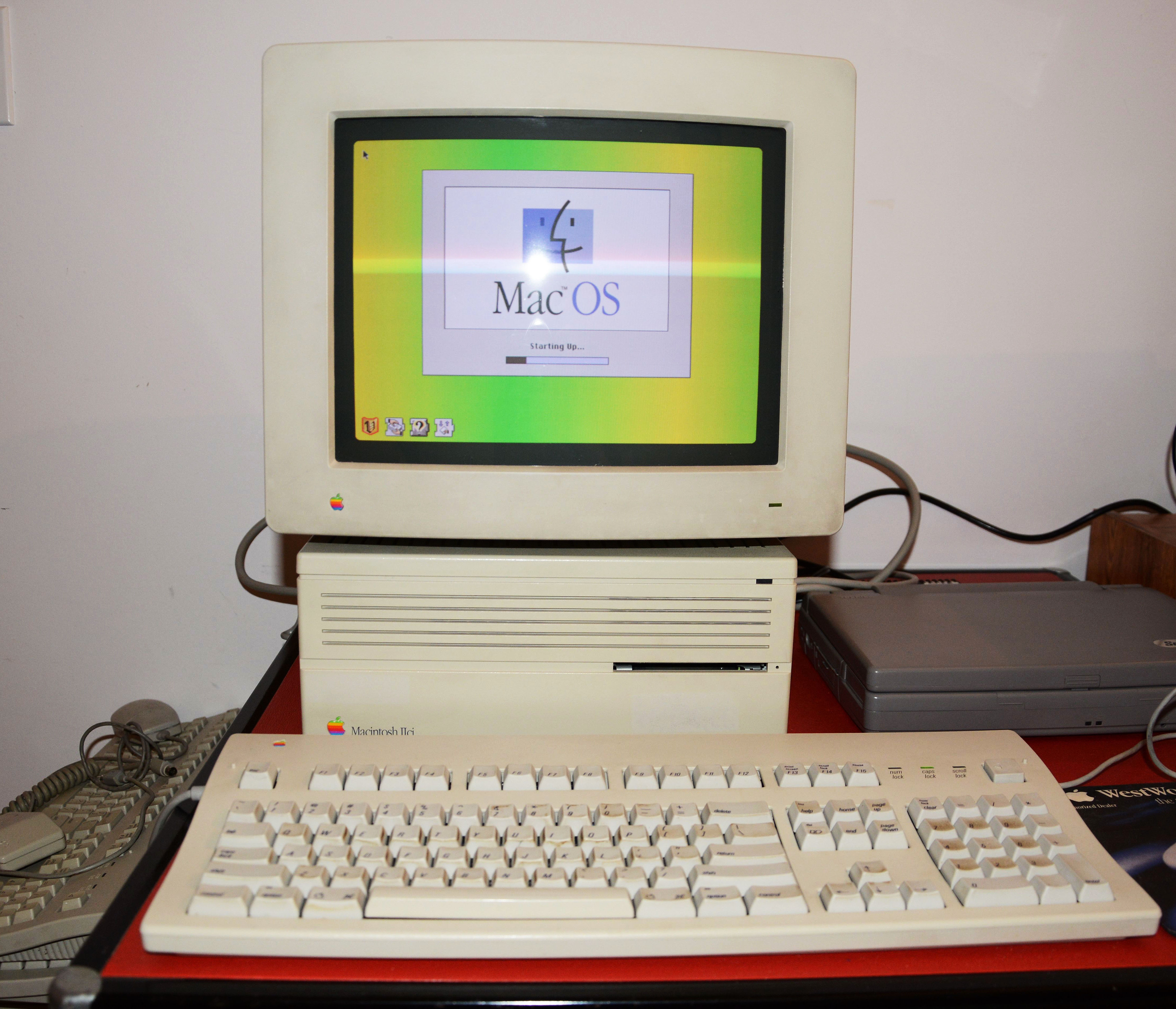 Crasno Electronics — Apple Macintosh IIci Desktop Computer