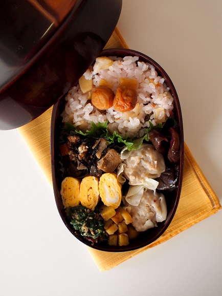 細田漆工所】駿河漆器の螺鈿入り小判型弁当箱。 | 28平米の1K食堂。