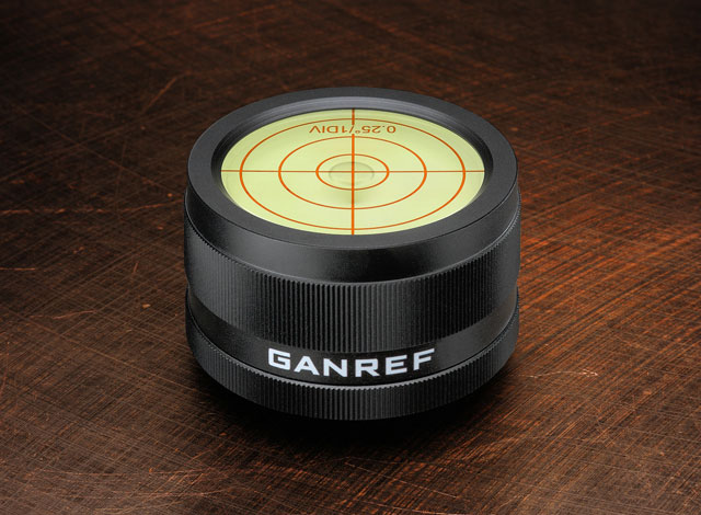 プロ写真家とのコラボで実現!! とことん水平にこだわった蓄光機能付き