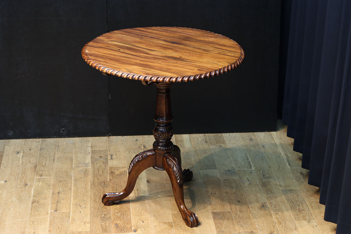 繊細な彫刻細工の三又脚が特徴的なコーヒーテーブル BB2916 – 古福庵