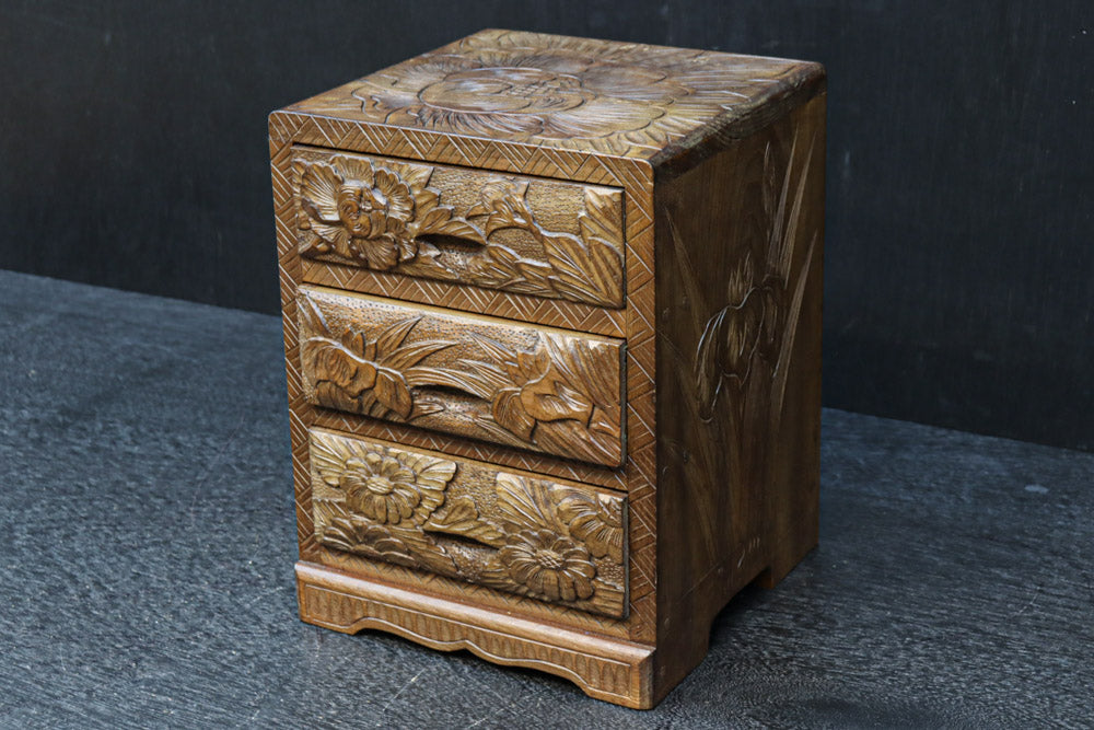 美しい花々が描かれる日光彫の小引き出し DC7967 – 古福庵 [ KOFUKUAN