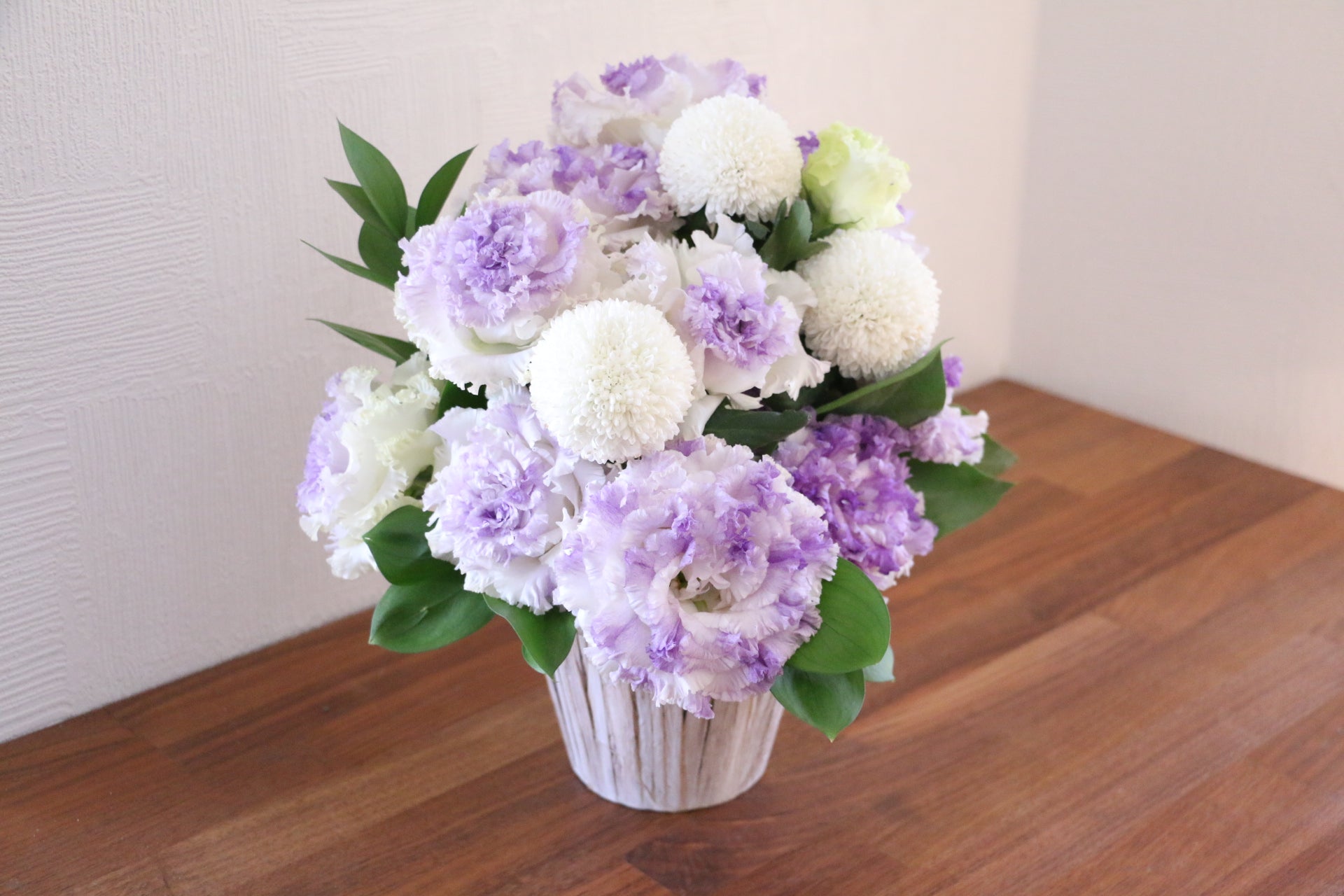 お彼岸】紫のトルコキキョウのお供えアレンジメント 5,000円 – 花