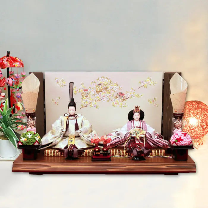 雛人形の飾り付けです娘が人形だけでいいと言うから40万の一部です❗