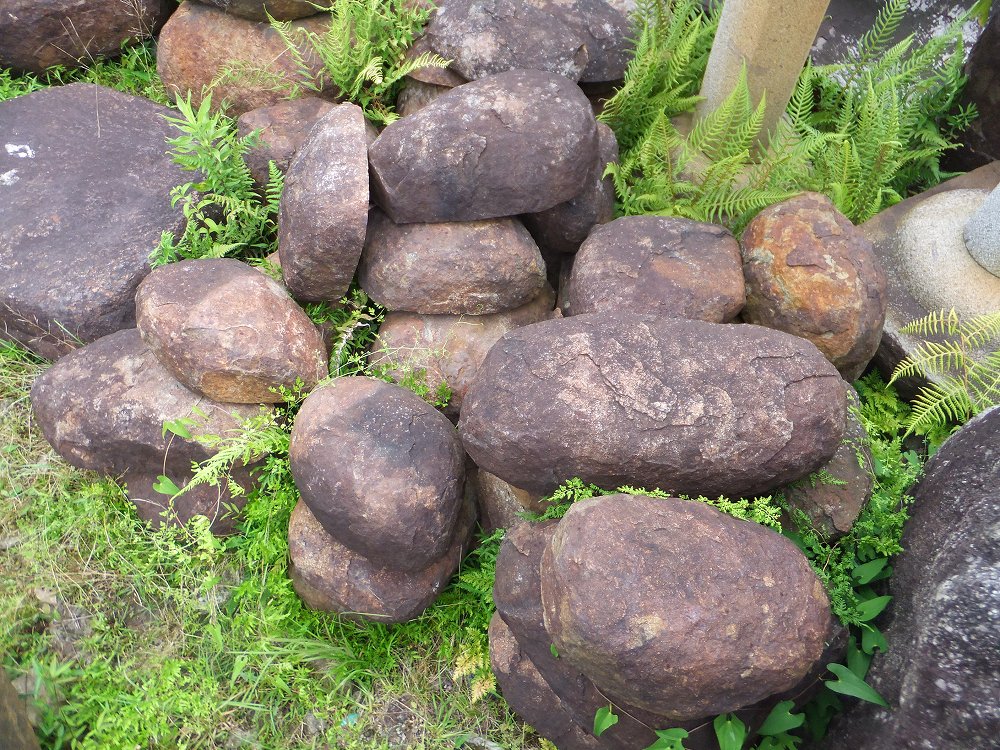 飛び石 本鞍馬石の製品案内愛知県岡崎市の石灯篭・水鉢蹲など石材製品