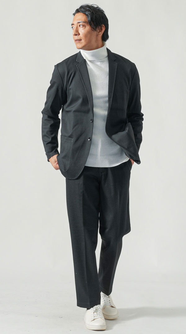 黒セットアップ 黒テーラードジャケット 白タートルネックニット 黒