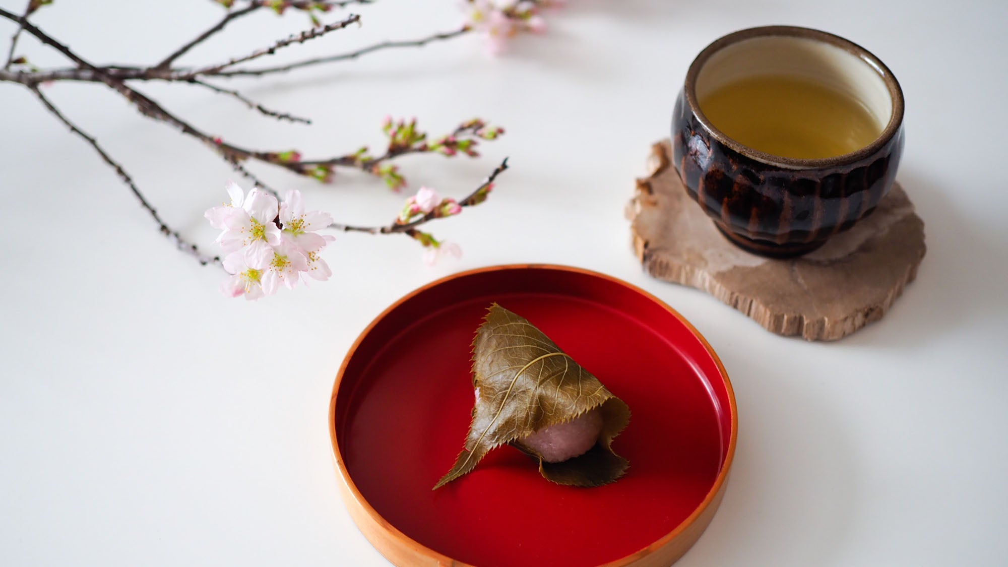 お菓子とお茶｜丁寧で上品な春を食べる。松右衛門「桜もち」と「017