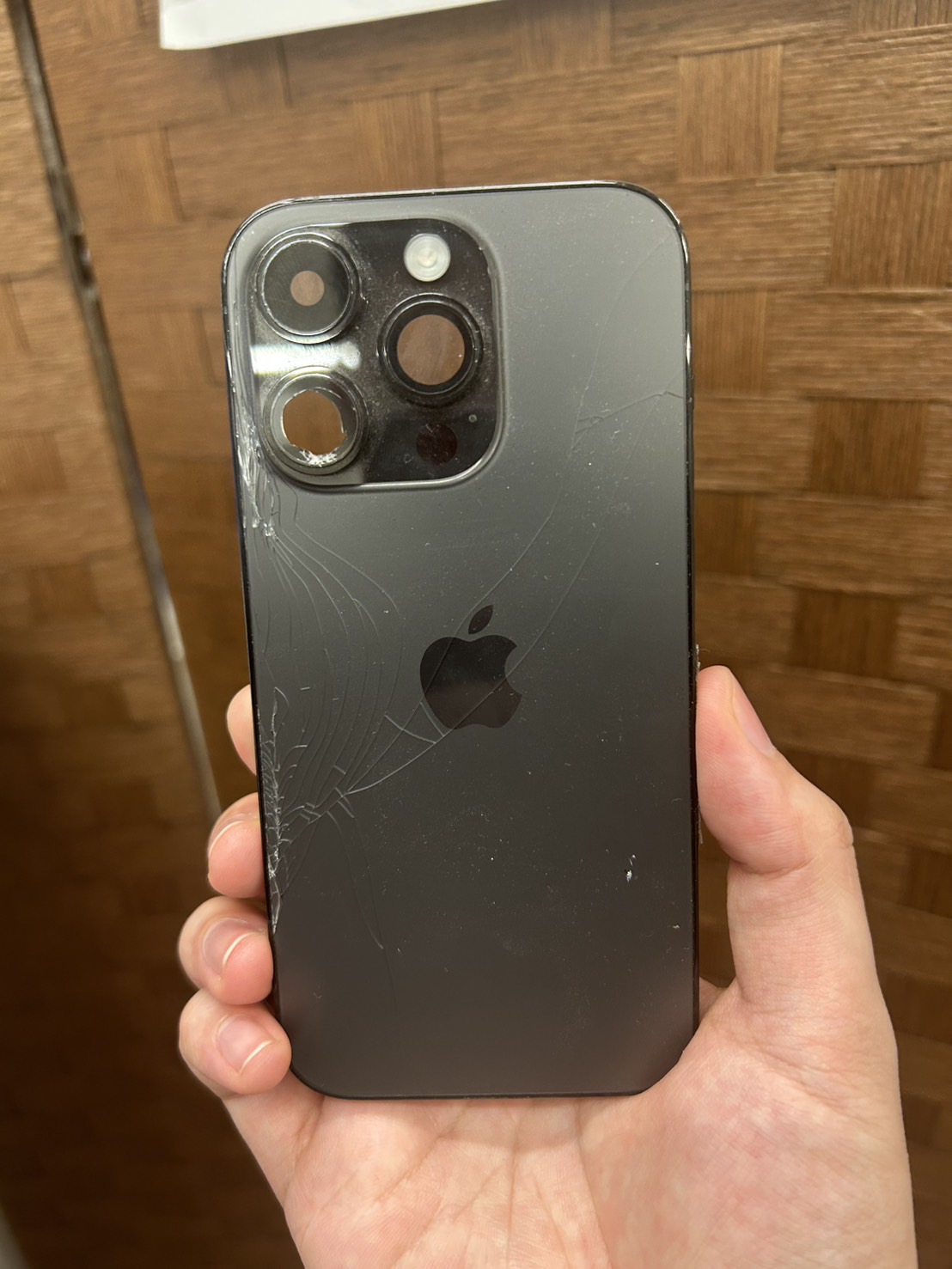 iPhoneの背面ガラス割れはスマートクール伏見店で解決！