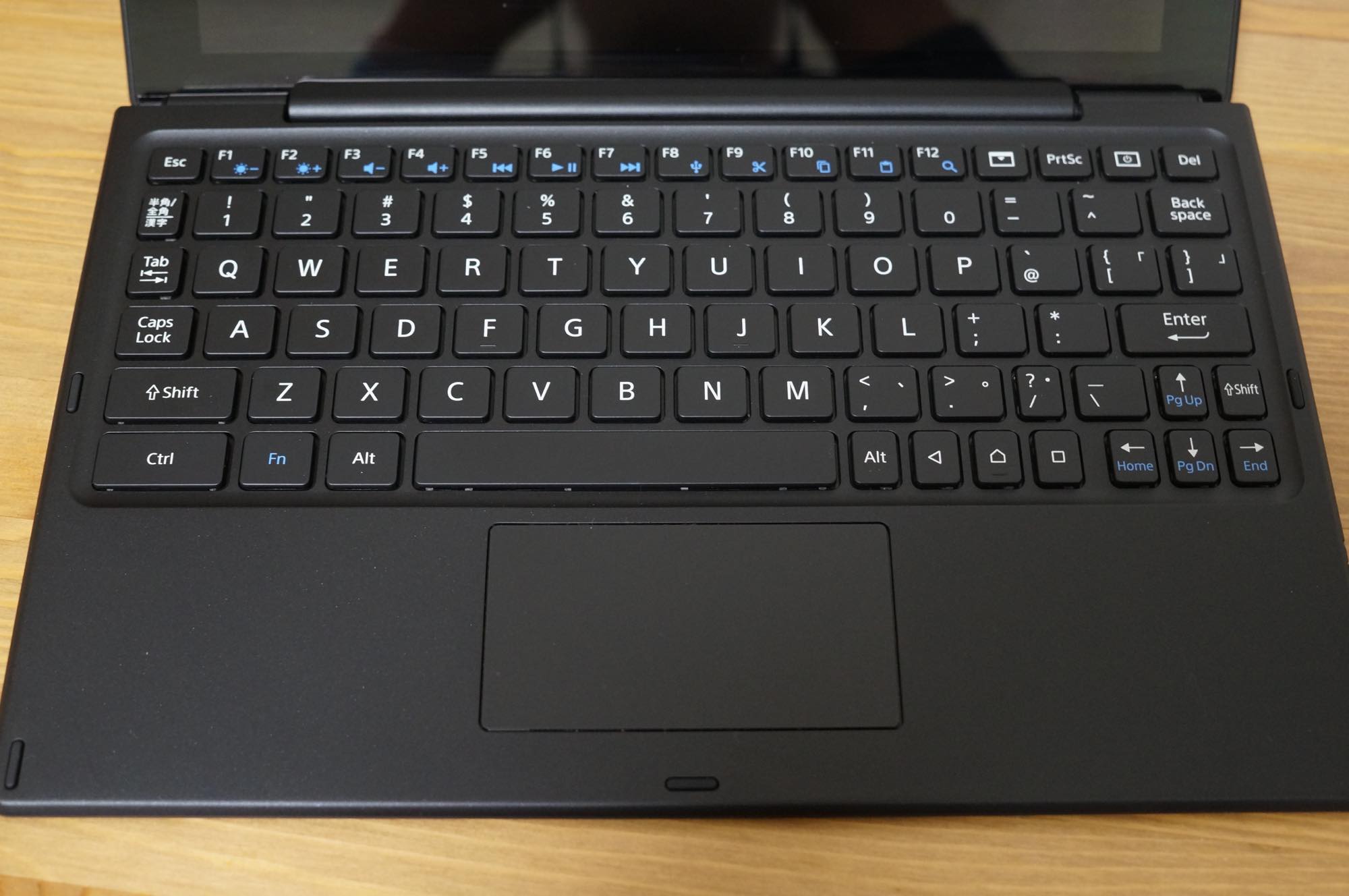 Xperia Z4 Tablet 専用 Bluetooth キーボードレビュー。価格の割には