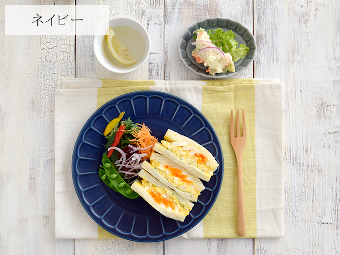 大人気のしのぎお花のシリーズ。23cmの大皿は、ワンプレートやパスタ皿