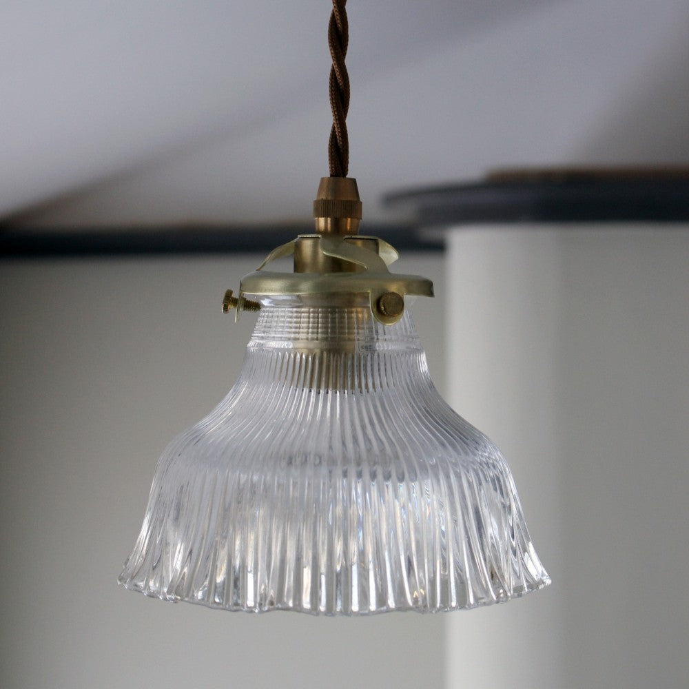 フリルのように上品で可愛らしい ガラスシェードのペンダントライト