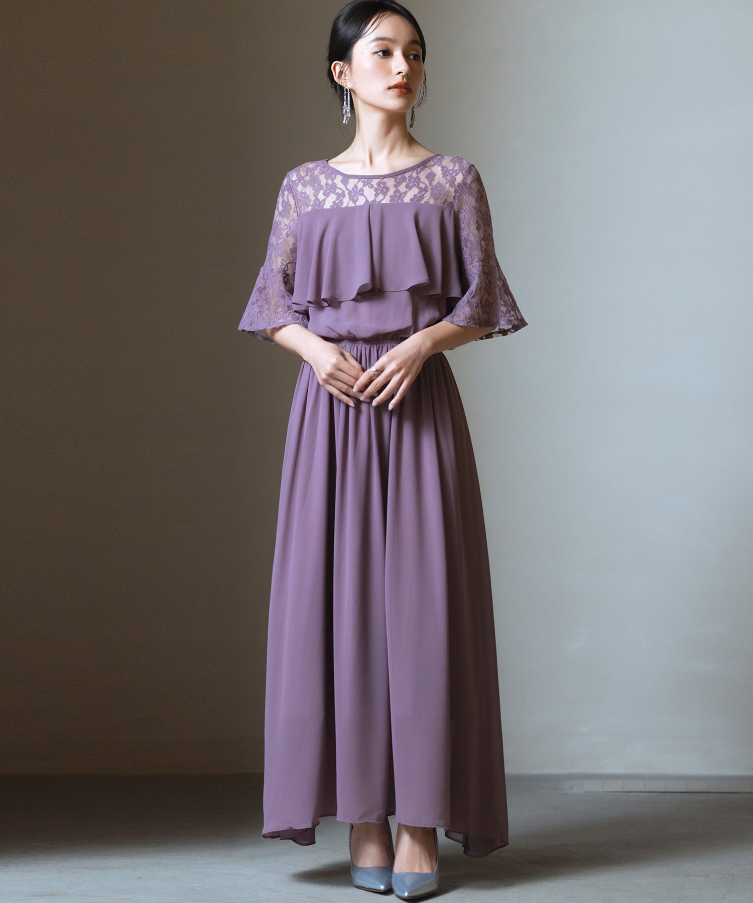 胸元フリルのレースドレス・結婚式ワンピース・お呼ばれパーティー