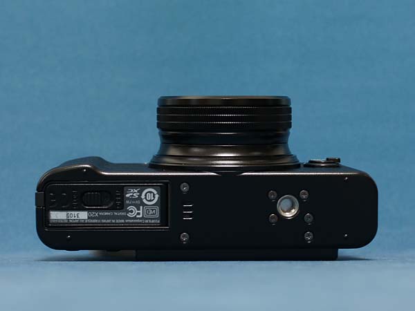 富士フイルム FUJIFILM X20の外観をみる 高級コンパクト /monox