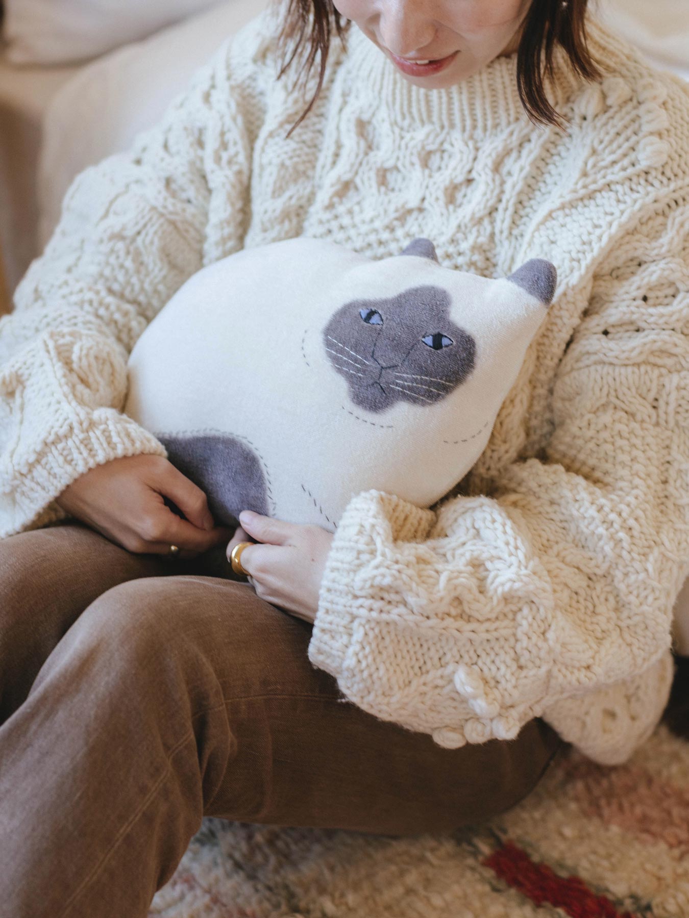 Tomotake ネコのクッション｜オブジェ・ぬいぐるみ｜オルネ ド