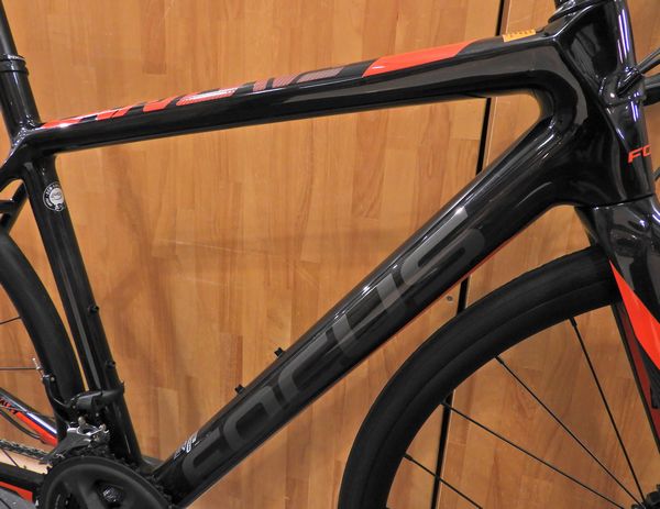 歳末セール】FOCUSのカーボンロードを支えたエンデュランスモデルが