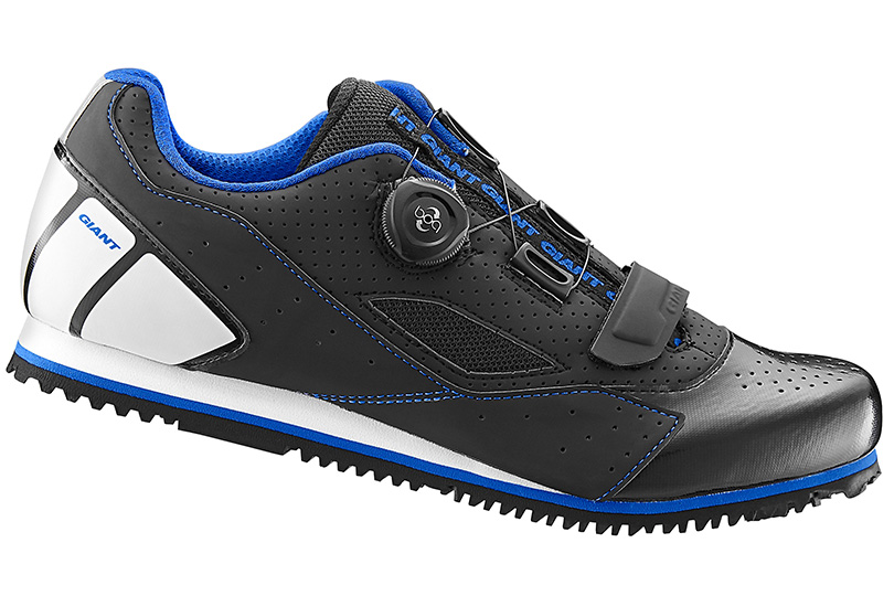 ありそうでなかったオンロード専用フラットペダルシューズをご紹介