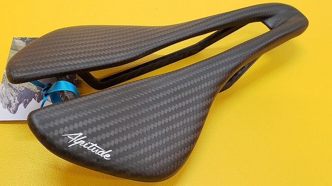 東大和×サドル】実測72gの超軽量フルカーボンショートノーズサドル