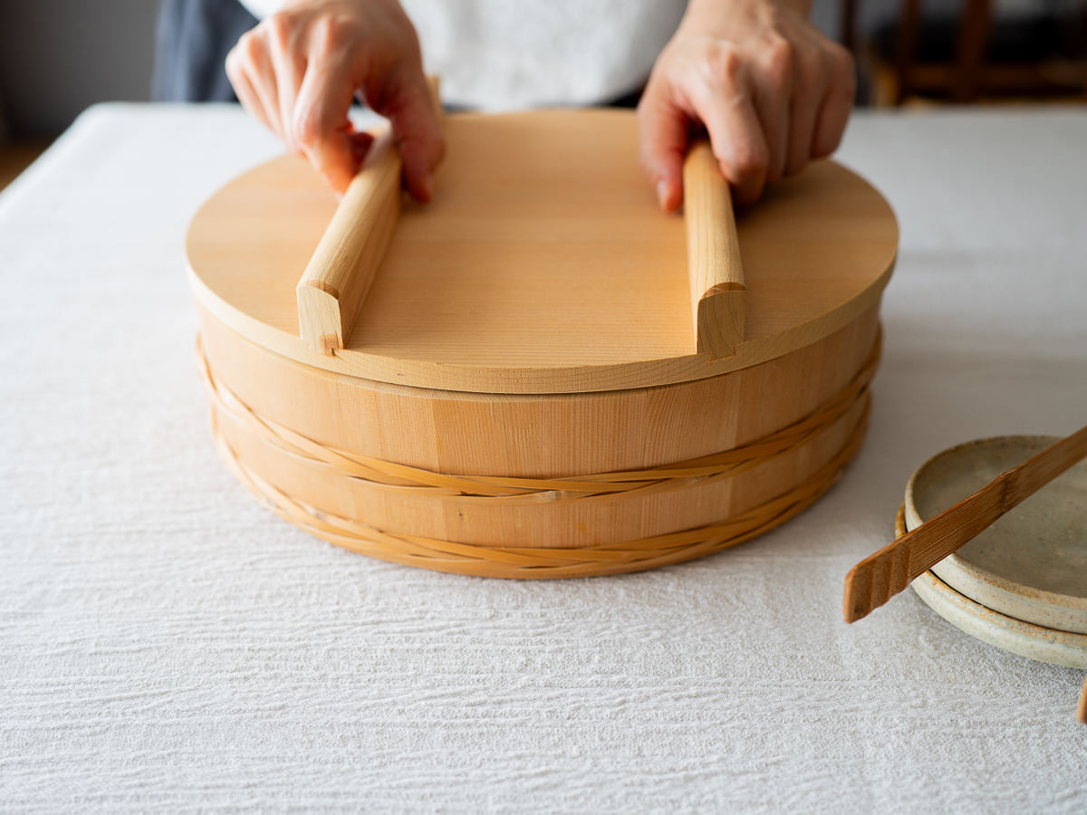 竹タガ仕上げのさわらの飯台 – 市川籠店 | 1basketry