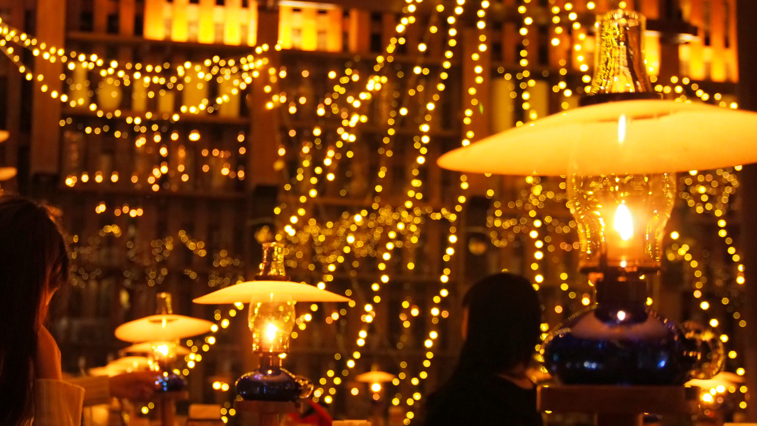 小樽でお洒落なカフェに行くならランプいっぱいの【北一硝子三号館】の