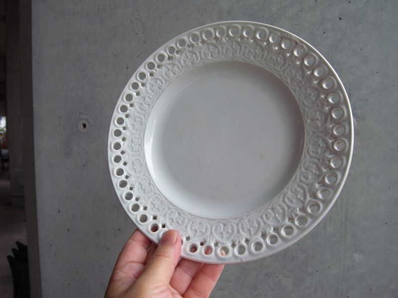 レースのような穴あき皿 モントロー フランスアンティーク - テーブルB