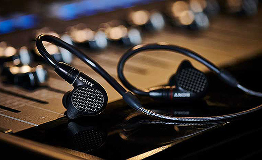 プロに求められる音質・遮音性を実現したイヤモニタイプのイヤホン