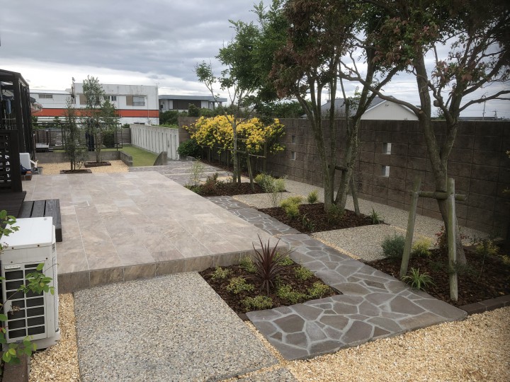 広いテラスのある庭 | 新築外構やお庭のリフォームなら | ザ・ガーデン