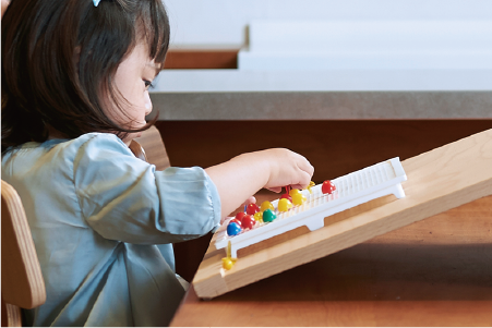 SLANT UP - スラントアップ 子どもたちの姿勢を守る20°｜豊橋木工株式会社