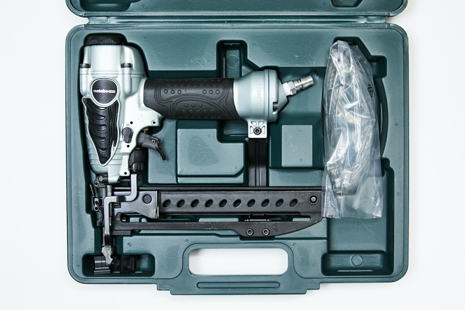 楽天市場】常圧釘打ち機 Metabo（旧：日立工機US） N3804AB3 リファ