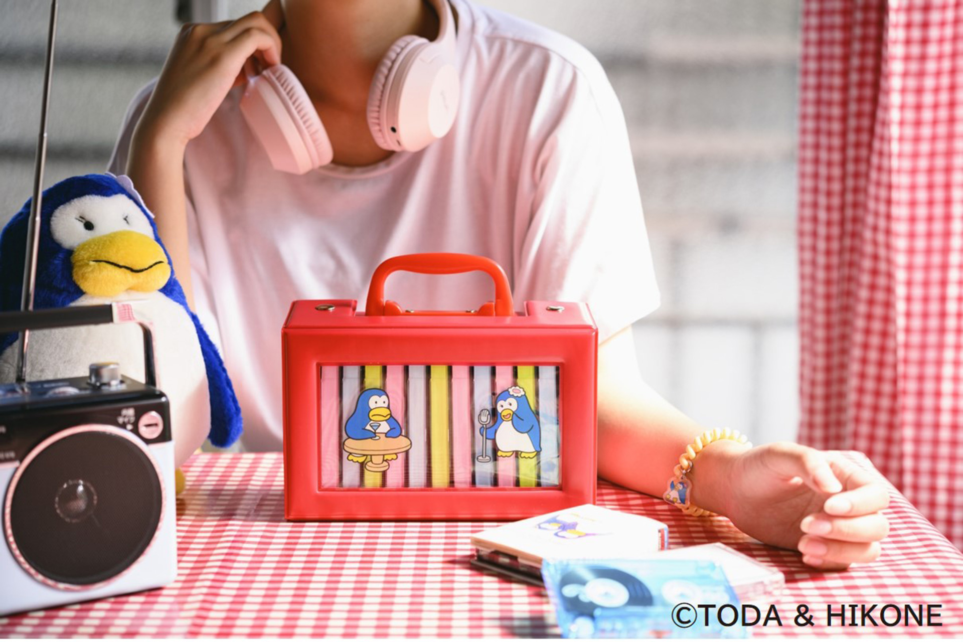 宝島社、レトロかわいい「パピプペンギンズ」のカセットテープケース