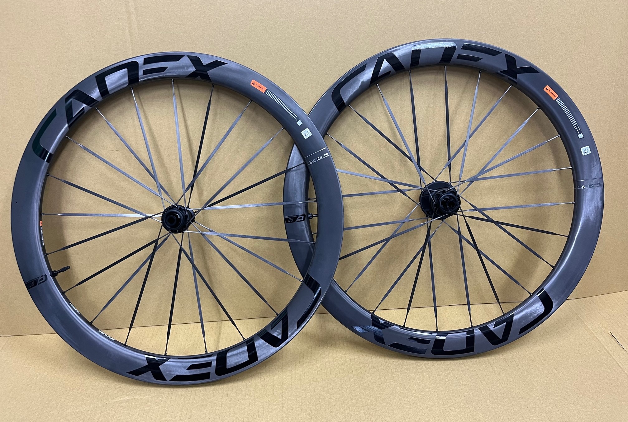 今、巷で噂の CADEX 50 Ultra Disc Tubelessホイール入荷しました