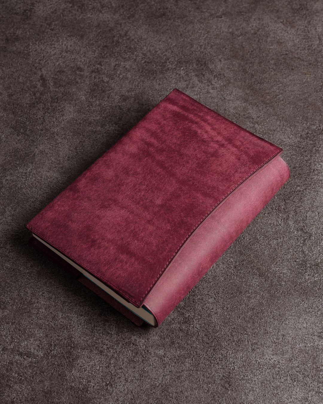 あらゆる本の厚みに対応できる」本革ブックカバー／Pueblo