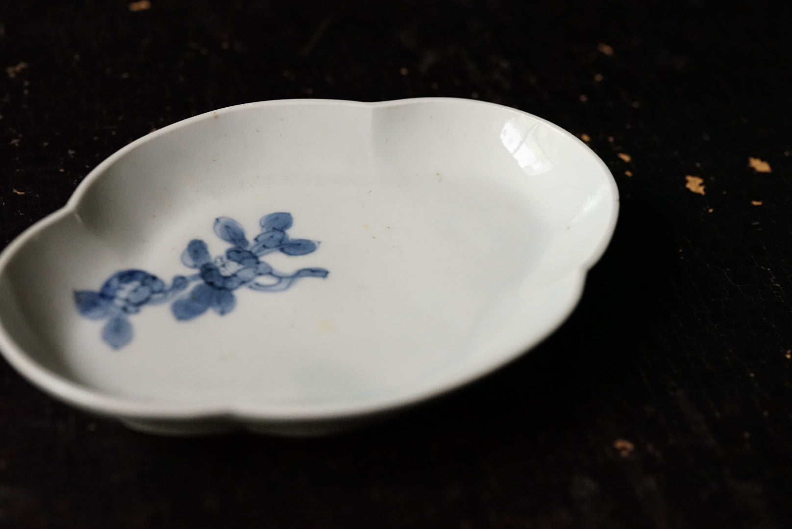 染付椿紋木瓜形皿 / 浜野まゆみ – うつわと古物 幹