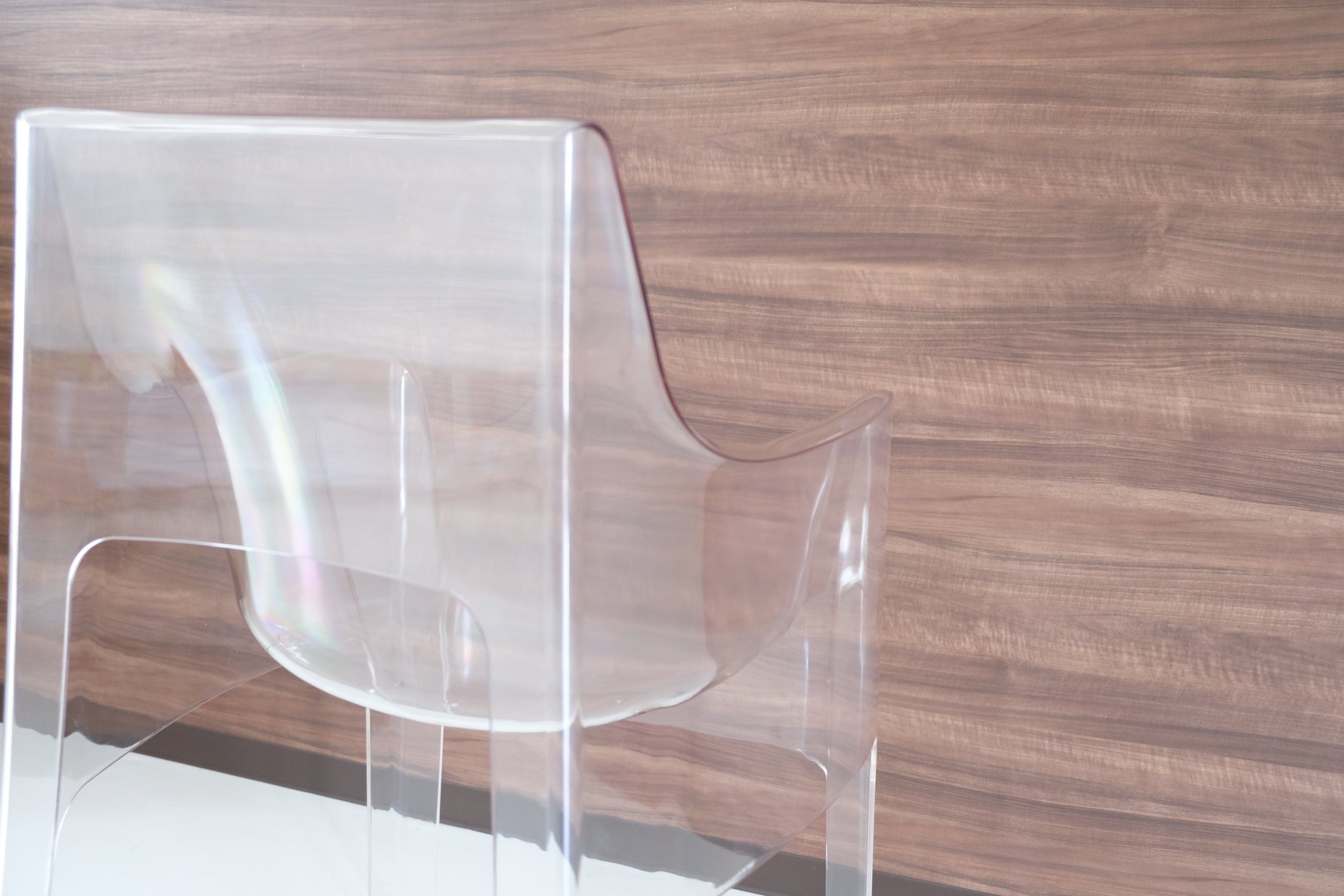 吉岡徳仁 KISS ME GOODBYE｜透明な詩学を纏うアームチェア｜Driade