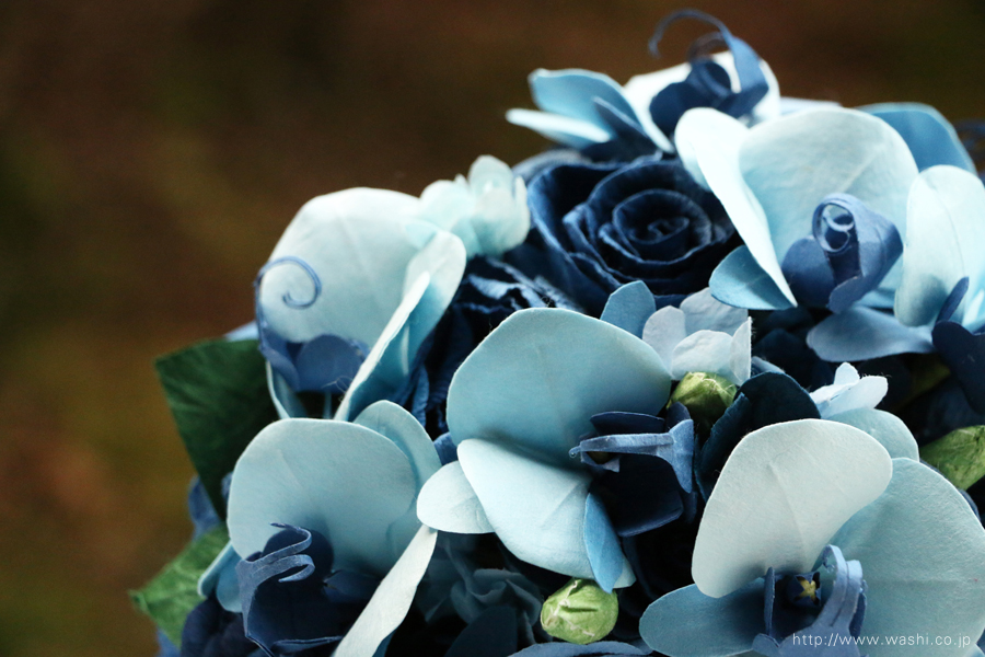 青い胡蝶蘭とバラの和紙ブーケ／紙婚式 | 創作和紙・インテリア企画