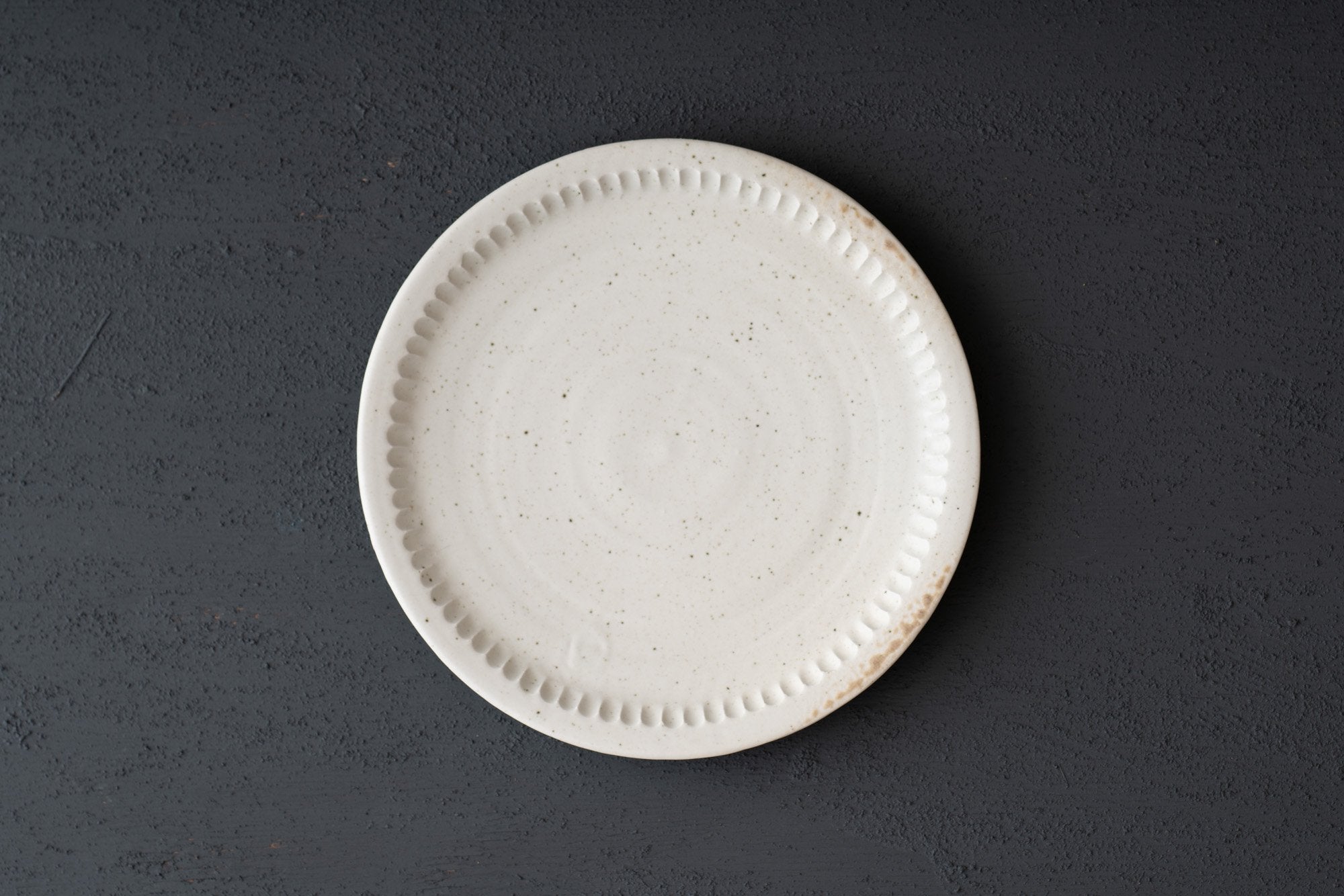 白マット しのぎ8寸皿｜境知子