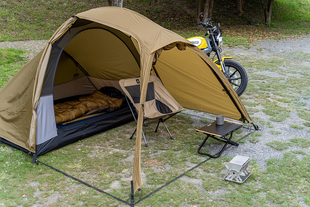 前室広々！ バイク用品メーカーが作った軽量ツーリングテントは、ソロ