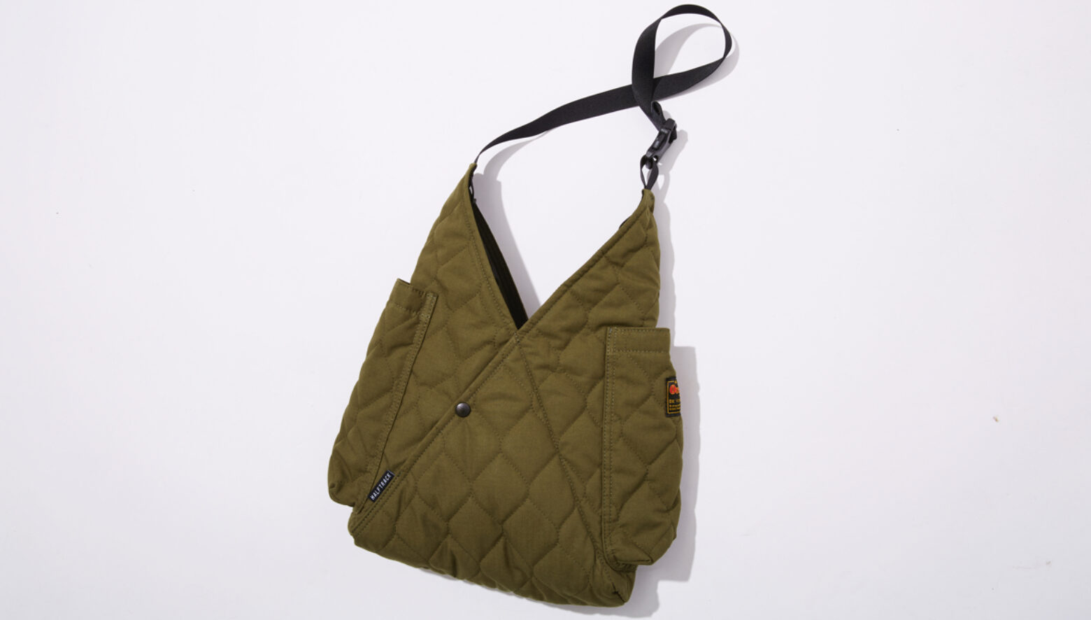 ハーフトラックプロダクツの名作とGO OUTがコラボ!! 焚き火前で使えて