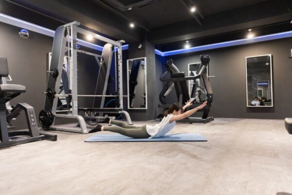 バックエクステンション」の効果は？マシンやベンチのでの正しいやり方