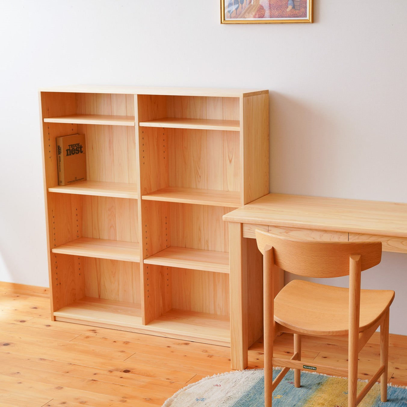 書斎やリビングにおけるシンプルな木の書棚【書棚KAEDE】 – なかよし