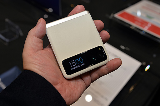 手に取りやすい価格帯の折りたたみ式スマホ「motorola razr 40」が国内