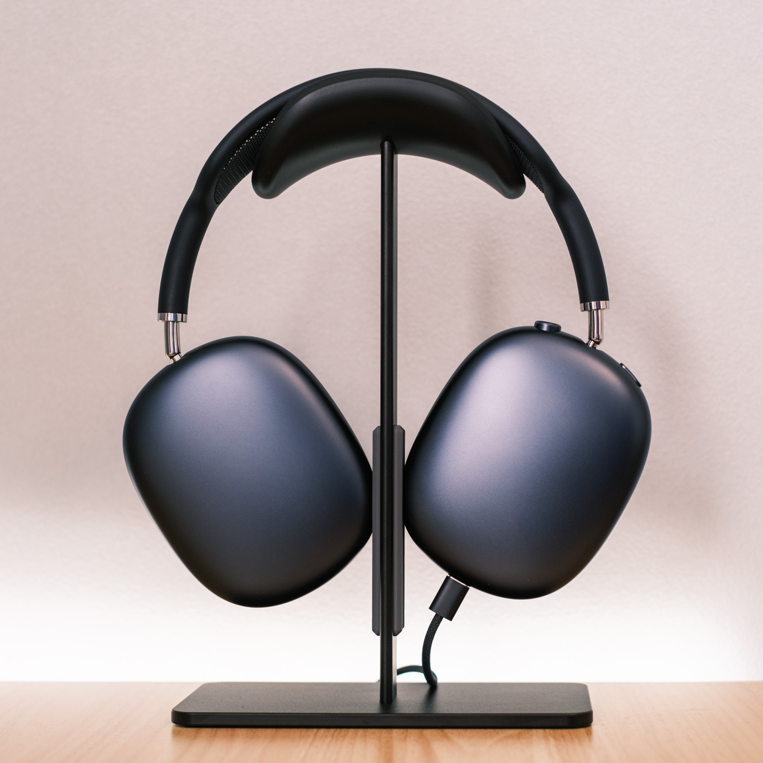 掛けるだけで低電力モードになる、AirPods Max専用ヘッドホンスタンド