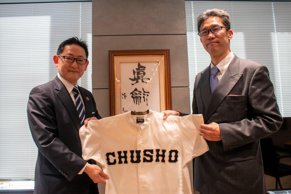 故 西脇元中京高校野球部監督のユニフォームなど寄贈｜梅村学園｜学校