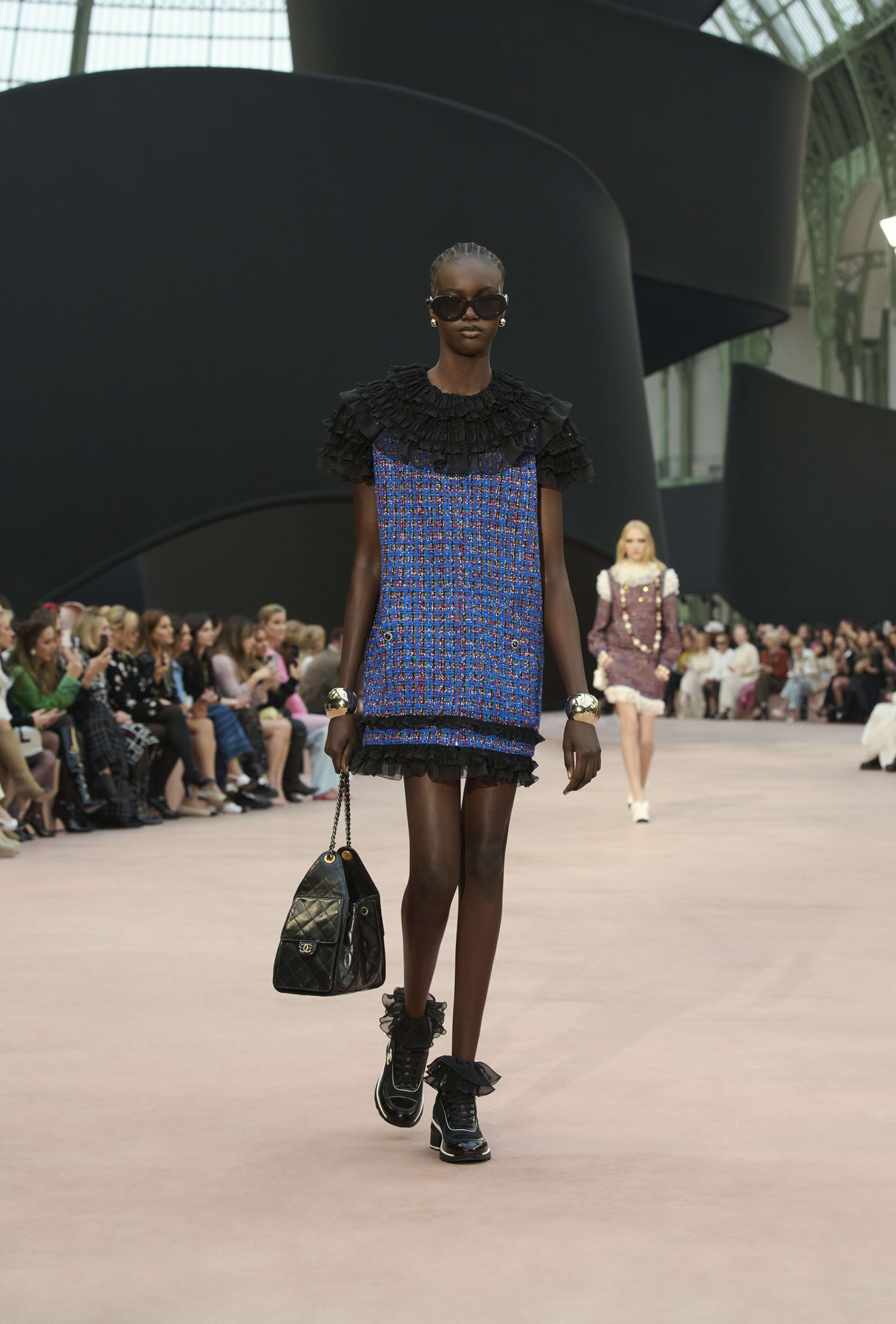 Chanel 25 スモール ハンドバッグ、シャイニー クランプル カーフ