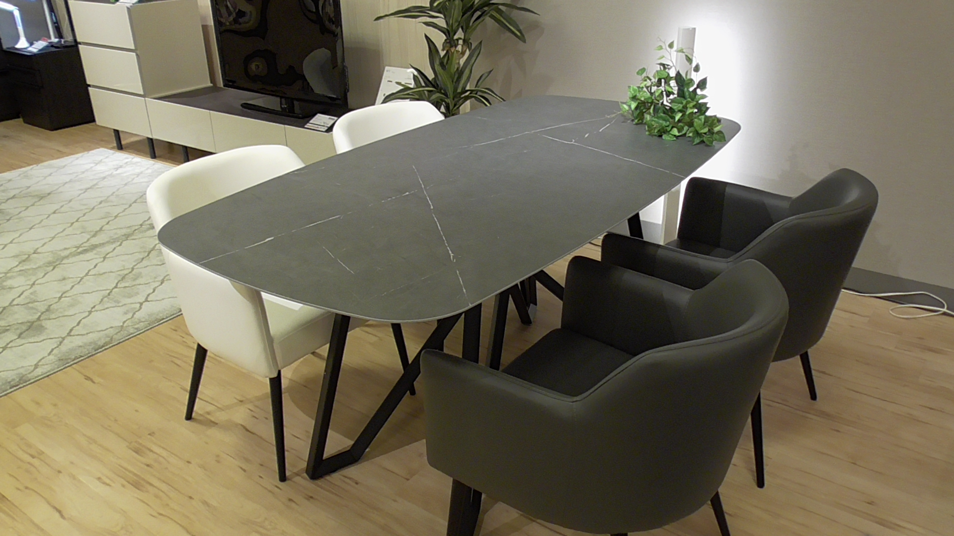 新着】セラミック製のダイニングテーブル「Cerena-セレーナ-」が展示に