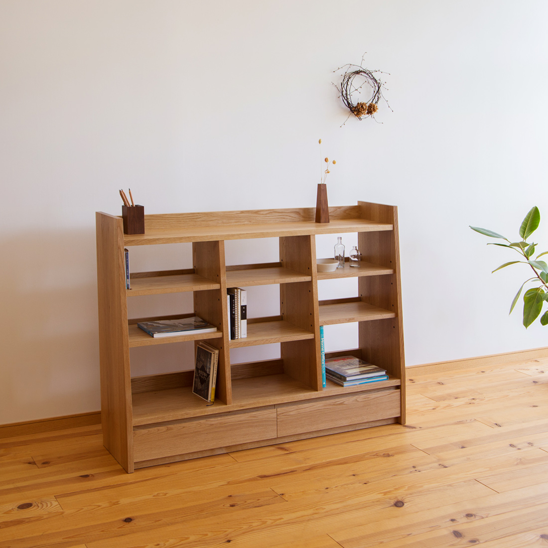 ナラ無垢材のオーダー本棚（ブックシェルフ） 幅135cm 高さ100㎝ 台形