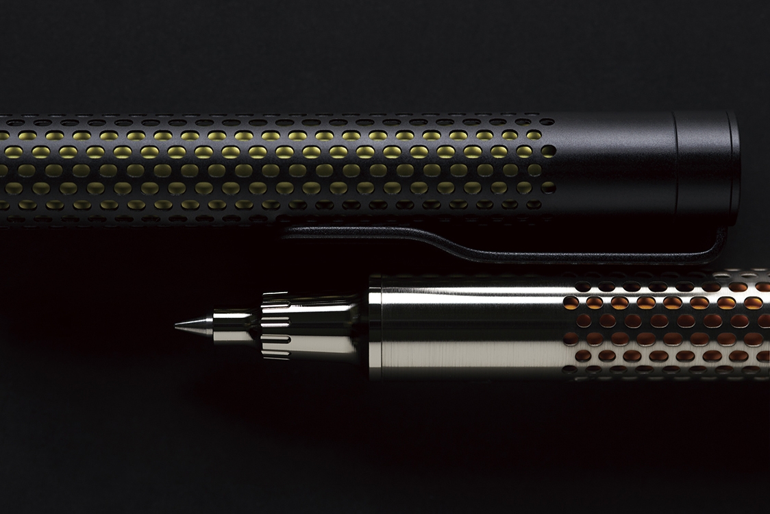 外軸の3Dフォトエッチング加工で内軸が覗く、レトロフューチャーな