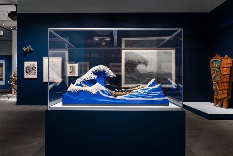 レゴ®️の大波と羽生結弦の写真がボストン美術館で共演!? 話題の北斎展